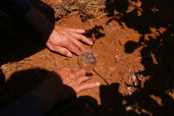 Người dân Tây Nguyên dùng phế liệu làm máy đo nước tưới cho vườn càphê ảnh 1