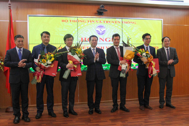 Bộ trưởng Nguyễn Mạnh Hùng và các Thứ trưởng Phạm Hồng Hải, Phạm Anh Tuấn trao quyết định điều động và bổ nhiệm cán bộ Văn phòng Bộ, Cục Viễn thông và Quỹ Dịch vụ viễn thông công ích Việt Nam (Ảnh: Ngô Lộc) Bộ Thông tin Truyền thông điều động và bổ nhiệm 13 cán bộ lãnh đạo ảnh 2