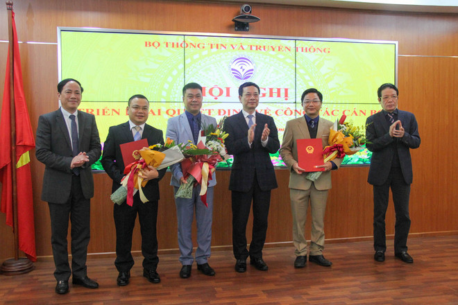 Bộ trưởng Nguyễn Mạnh Hùng và các Thứ trưởng Hoàng Vĩnh Bảo, Phạm Anh Tuấn trao quyết định điều động và bổ nhiệm cán bộ lãnh đạo của Vụ Kế hoạch tài chính, báo VietNamNet, tạp chí Thông tin và Truyền thông (Ảnh: Ngô Lộc) Bộ Thông tin Truyền thông điều động và bổ nhiệm 13 cán bộ lãnh đạo ảnh 3