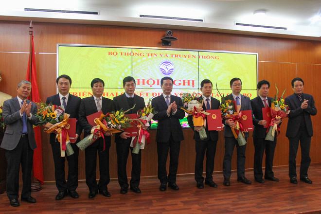 Bộ trưởng Nguyễn Mạnh Hùng và các Thứ trưởng Hoàng Vĩnh Bảo, Nguyễn Thành Hưng trao quyết định điều động, bổ nhiệm cho cán bộ lãnh đạo Vụ Tổ chức cán bộ, Vụ Thi đua khen thưởng, Cục Tin học hóa, Cục An toàn thông tin, Cục Phát thanh truyền hình và thông tin điện tử, Cục Báo chí. (Ảnh: Ngô Lộc) Bộ Thông tin Truyền thông điều động và bổ nhiệm 13 cán bộ lãnh đạo ảnh 1