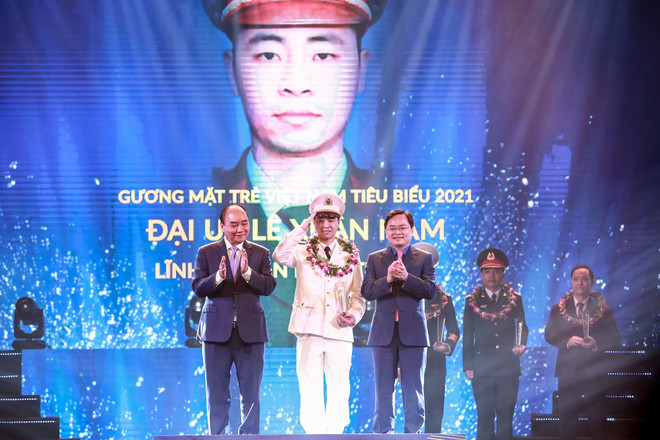 Đại úy Lê Xuân Nam là một trong 10 cá nhân được vinh danh là Gương mặt trẻ Việt Nam tiêu biểu 2021. (Ảnh: PV/Vietnam+) Tôn vinh các gương mặt trẻ Việt Nam tiêu biểu năm 2021 ảnh 1