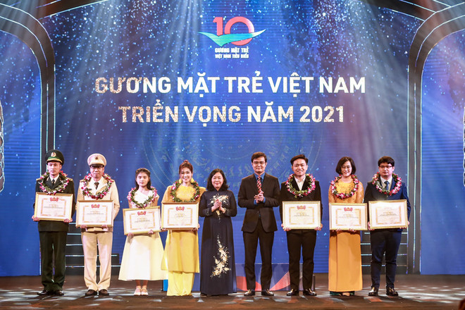 Những cá nhân được vinh danh Gương mặt trẻ Việt Nam triển vọng năm 2021. (Ảnh: PV/Vietnam+) Tôn vinh các gương mặt trẻ Việt Nam tiêu biểu năm 2021 ảnh 4