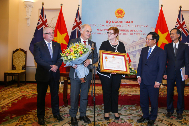 Đại sứ Australia tại Việt Nam Craig Chittick, Tổng giám đốc điều hành ACIAR Andrew Campbell, Bộ trưởng Ngoại giao kiêm Bộ trưởng Bộ các vấn đề phụ nữ Marise Payne, và Phó Thủ tướng kiêm Bộ trưởng Ngoại giao Phạm Bình Minh tại lễ trao Huân chương Hữu nghị. (Ảnh: Quang Minh/Vietnam+) ACIAR được trao Huân chương Hữu nghị vì những đóng góp cho nông nghiệp ảnh 1