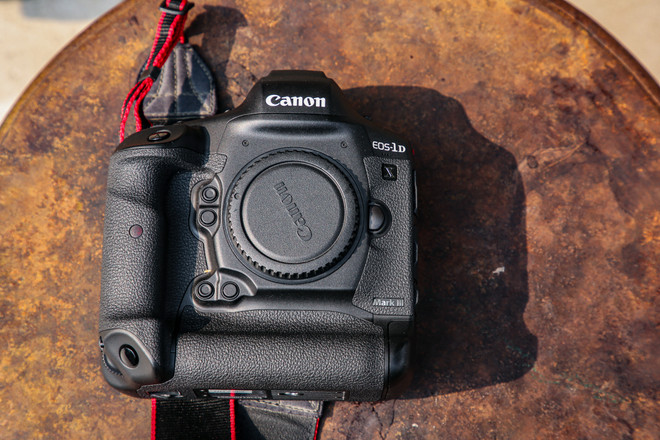 Chi tiết EOS-1D X Mark III: Bình cũ nhưng rượu mới của gia đình Canon ảnh 5