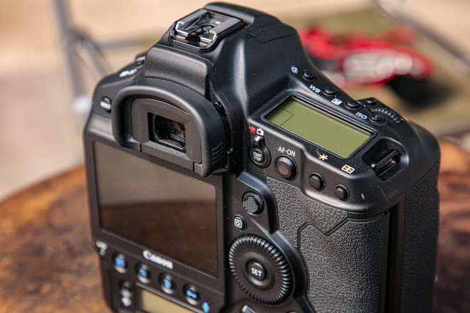 Chi tiết EOS-1D X Mark III: Bình cũ nhưng rượu mới của gia đình Canon ảnh 8