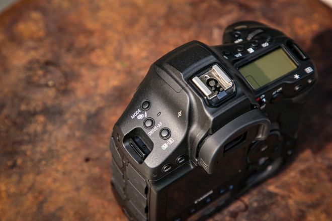 Chi tiết EOS-1D X Mark III: Bình cũ nhưng rượu mới của gia đình Canon ảnh 11