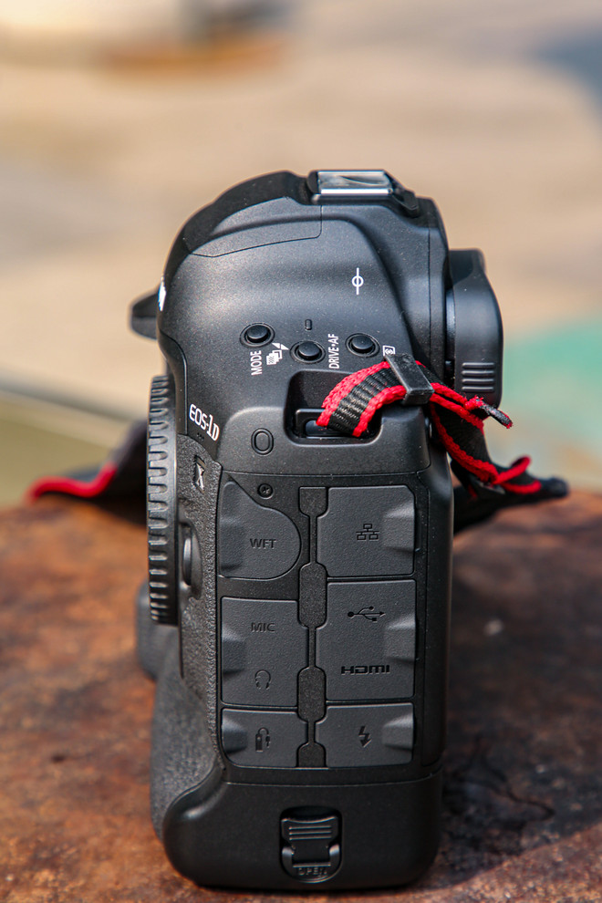 Chi tiết EOS-1D X Mark III: Bình cũ nhưng rượu mới của gia đình Canon ảnh 7