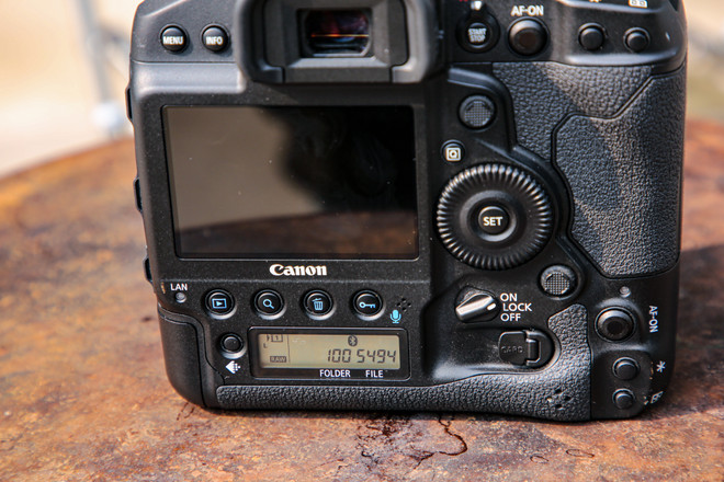 Chi tiết EOS-1D X Mark III: Bình cũ nhưng rượu mới của gia đình Canon ảnh 13