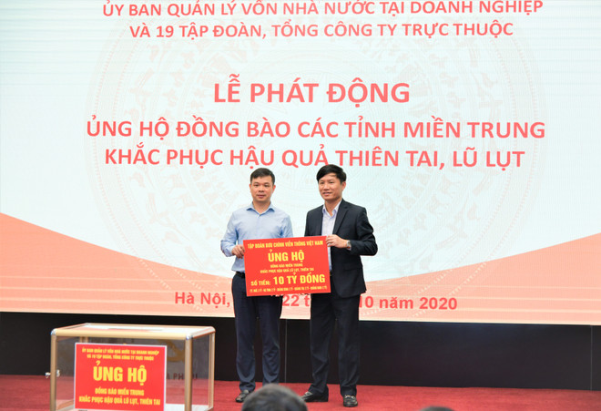 Phó Tổng Giám đốc Tập đoàn VNPT (bên phải) trao tượng trưng 10 tỷ đồng do cán bộ nhân viên VNPT chung tay để hỗ trợ đồng bào miền Trung. (Ảnh: VNPT) VNPT ủng hộ 10 tỷ đồng hỗ trợ người dân 5 tỉnh miền Trung ảnh 1