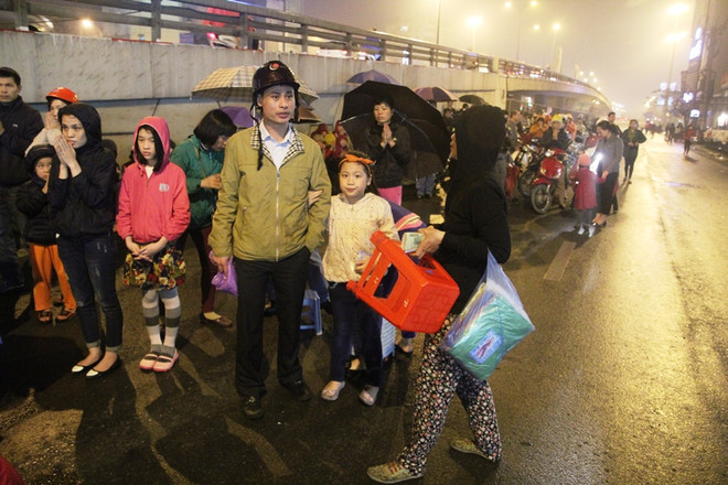 Cho thuê ghế nhựa tại cổng chùa Phúc Khánh, kiếm bạc triệu mỗi đêm ảnh 2