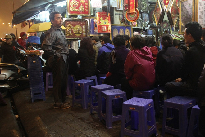 Cho thuê ghế nhựa tại cổng chùa Phúc Khánh, kiếm bạc triệu mỗi đêm ảnh 1