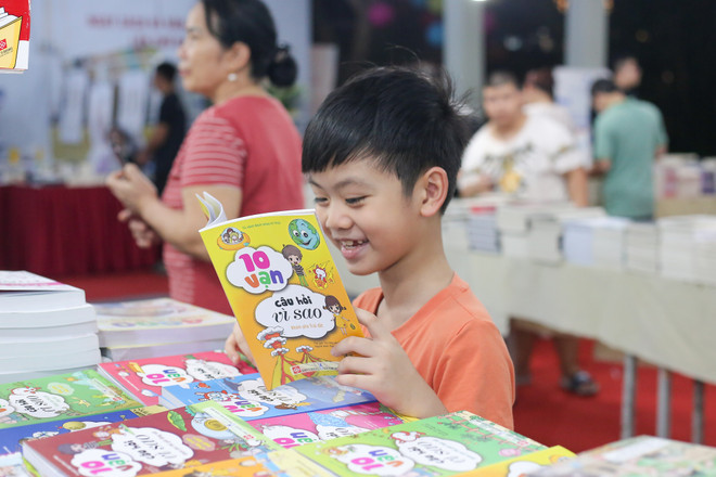 Nhiều em nhỏ tỏ ra thích thú khi được tham gia Hội sách lớn nhất từ đầu năm đến nay. (Ảnh: Diễm Hằng/Vietnam+) vnp_ngay sach va van hoa doc-8.jpg