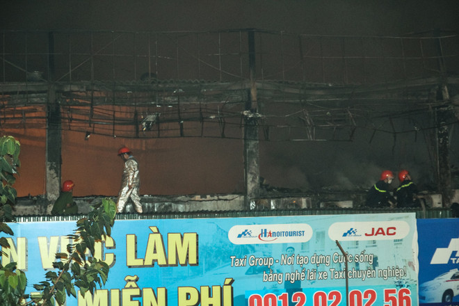 [Photo] Hà Nội: Toàn cảnh vụ cháy lớn thiêu rụi Luxury Bar ảnh 9