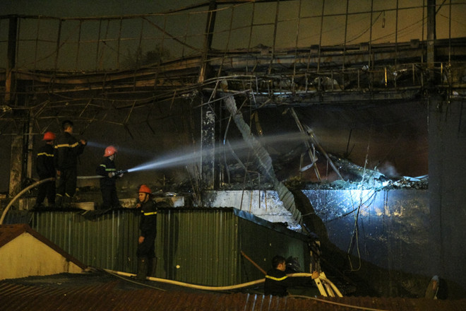 [Photo] Hà Nội: Toàn cảnh vụ cháy lớn thiêu rụi Luxury Bar ảnh 8