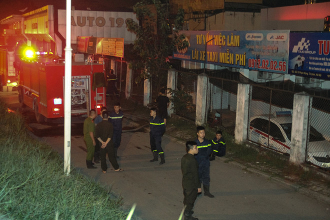 [Photo] Hà Nội: Toàn cảnh vụ cháy lớn thiêu rụi Luxury Bar ảnh 6