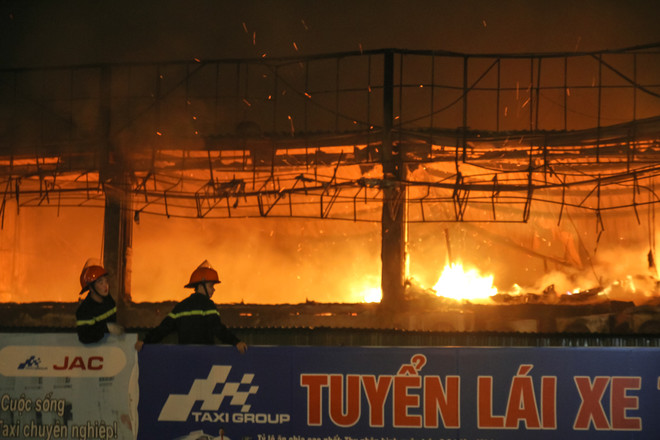 [Photo] Hà Nội: Toàn cảnh vụ cháy lớn thiêu rụi Luxury Bar ảnh 1
