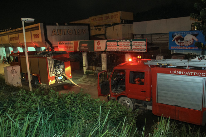 [Photo] Hà Nội: Toàn cảnh vụ cháy lớn thiêu rụi Luxury Bar ảnh 7