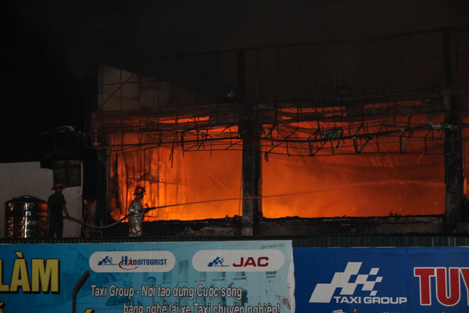 [Photo] Hà Nội: Toàn cảnh vụ cháy lớn thiêu rụi Luxury Bar ảnh 3