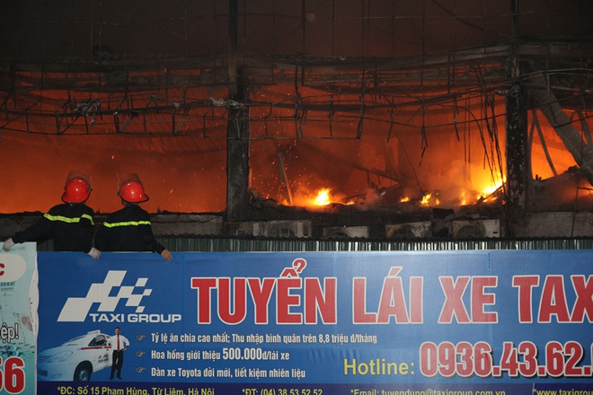 [Photo] Hà Nội: Toàn cảnh vụ cháy lớn thiêu rụi Luxury Bar ảnh 2