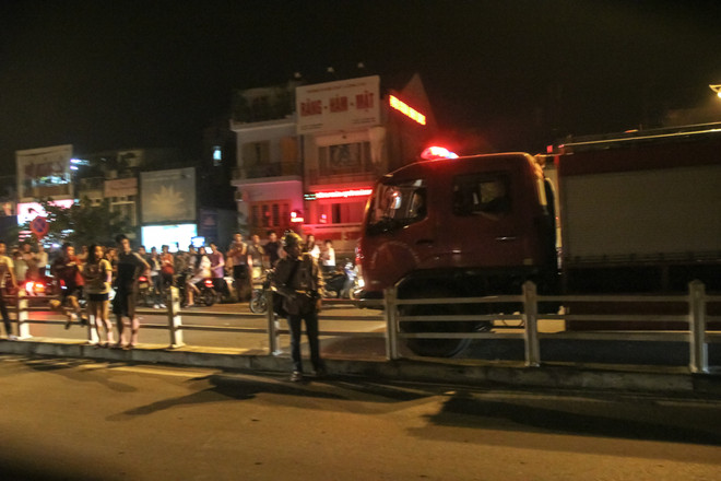 [Photo] Hà Nội: Toàn cảnh vụ cháy lớn thiêu rụi Luxury Bar ảnh 5