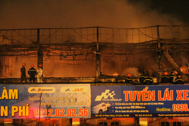 [Photo] Hà Nội: Toàn cảnh vụ cháy lớn thiêu rụi Luxury Bar ảnh 10