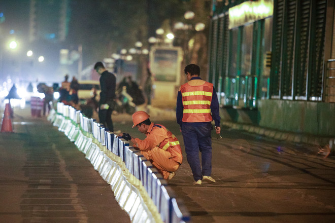 Gấp rút lắp giải phân cách ưu tiên cho xe buýt nhanh BRT trong đêm ảnh 8