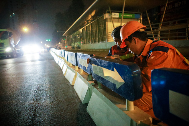 Gấp rút lắp giải phân cách ưu tiên cho xe buýt nhanh BRT trong đêm ảnh 5