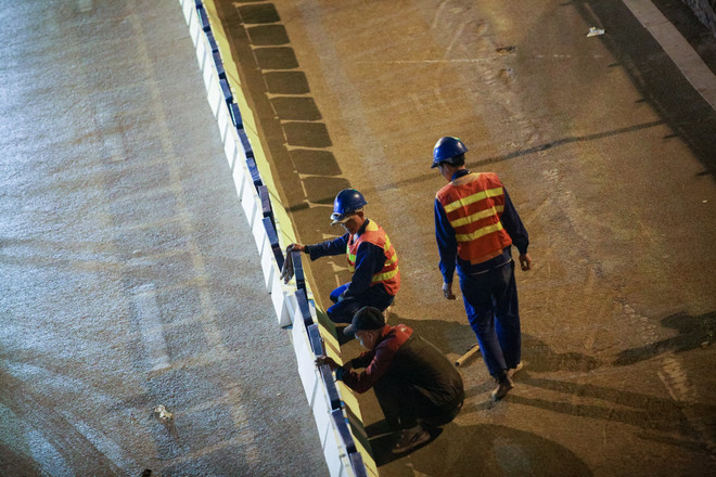 Gấp rút lắp giải phân cách ưu tiên cho xe buýt nhanh BRT trong đêm ảnh 9