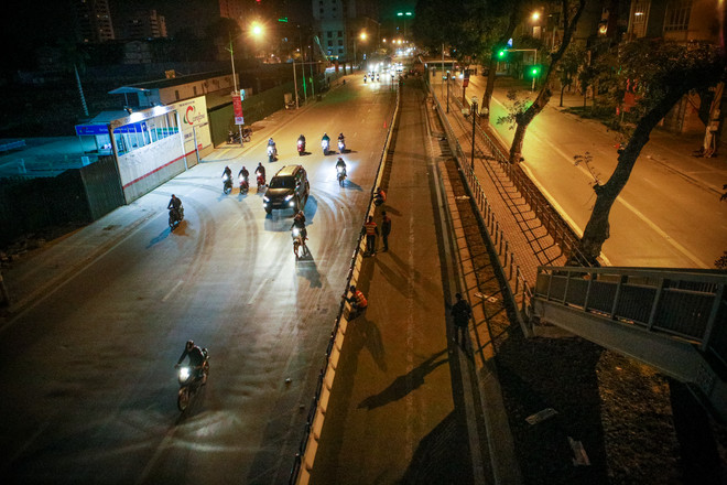 Gấp rút lắp giải phân cách ưu tiên cho xe buýt nhanh BRT trong đêm ảnh 1