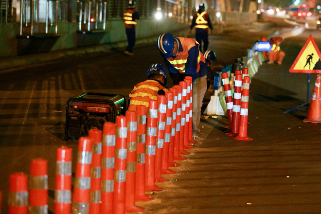 Gấp rút lắp giải phân cách ưu tiên cho xe buýt nhanh BRT trong đêm ảnh 13