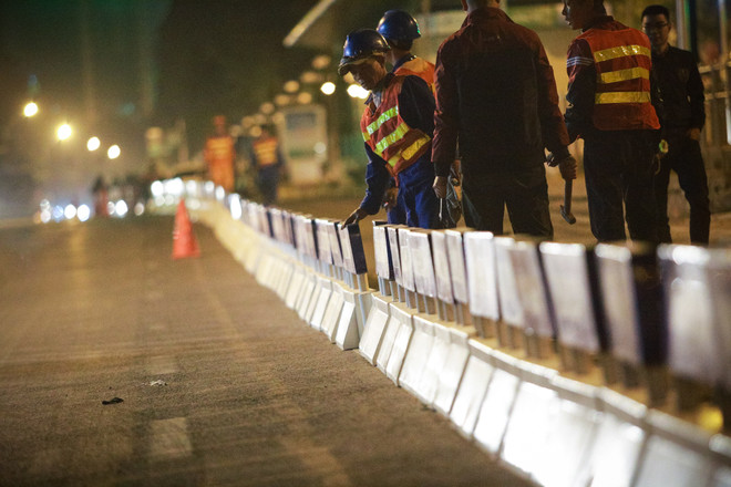 Gấp rút lắp giải phân cách ưu tiên cho xe buýt nhanh BRT trong đêm ảnh 4