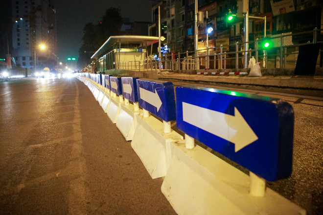 Gấp rút lắp giải phân cách ưu tiên cho xe buýt nhanh BRT trong đêm ảnh 6