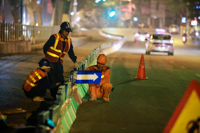 Gấp rút lắp giải phân cách ưu tiên cho xe buýt nhanh BRT trong đêm ảnh 12