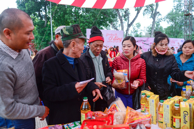 Phiên chợ Tết đặc biệt không mất tiền mua hàng ở Thủ đô ảnh 4