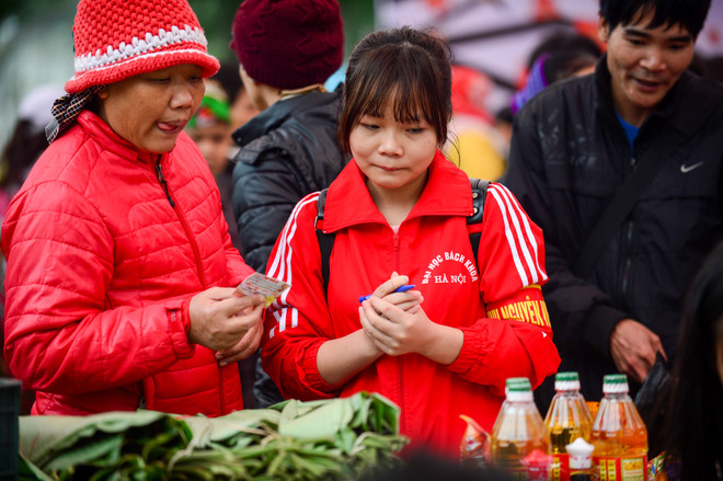 Phiên chợ Tết đặc biệt không mất tiền mua hàng ở Thủ đô ảnh 11