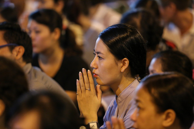 Hàng vạn người dân Hà Nội ngồi kín đường dự lễ Vu lan chùa Phúc Khánh ảnh 10