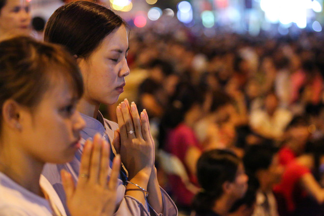 Hàng vạn người dân Hà Nội ngồi kín đường dự lễ Vu lan chùa Phúc Khánh ảnh 12