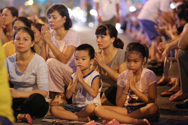 Hàng vạn người dân Hà Nội ngồi kín đường dự lễ Vu lan chùa Phúc Khánh ảnh 13