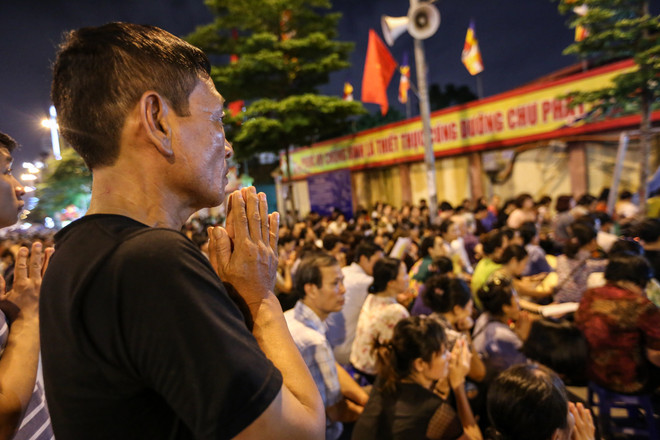 Hàng vạn người dân Hà Nội ngồi kín đường dự lễ Vu lan chùa Phúc Khánh ảnh 11