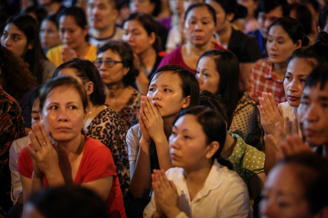 Hàng vạn người dân Hà Nội ngồi kín đường dự lễ Vu lan chùa Phúc Khánh ảnh 6