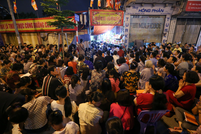 Hàng vạn người dân Hà Nội ngồi kín đường dự lễ Vu lan chùa Phúc Khánh ảnh 2