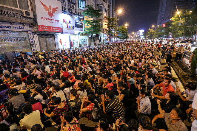 Hàng vạn người dân Hà Nội ngồi kín đường dự lễ Vu lan chùa Phúc Khánh ảnh 5