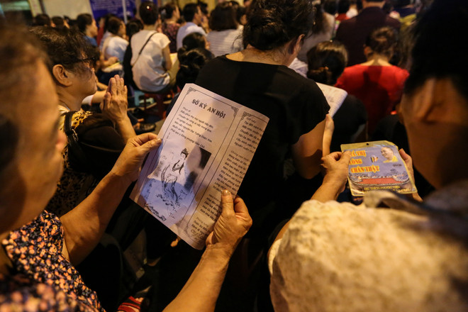 Hàng vạn người dân Hà Nội ngồi kín đường dự lễ Vu lan chùa Phúc Khánh ảnh 7