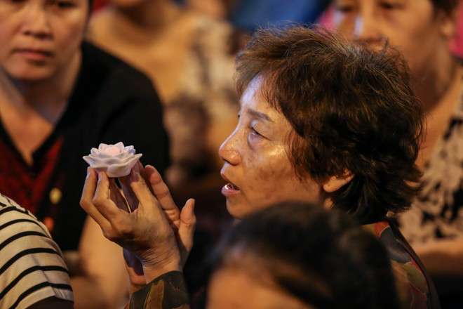 Hàng vạn người dân Hà Nội ngồi kín đường dự lễ Vu lan chùa Phúc Khánh ảnh 9