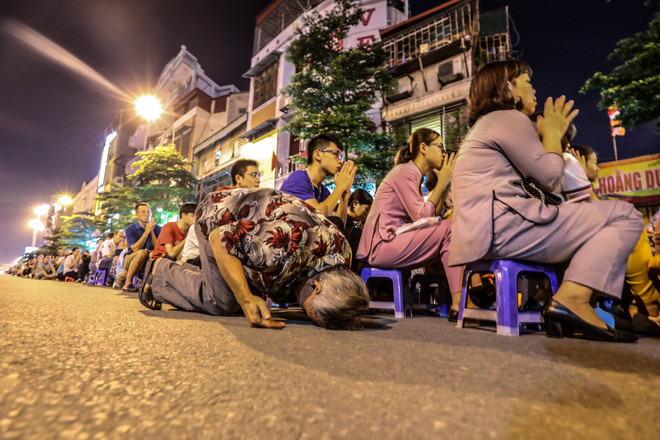 Hàng vạn người dân Hà Nội ngồi kín đường dự lễ Vu lan chùa Phúc Khánh ảnh 14