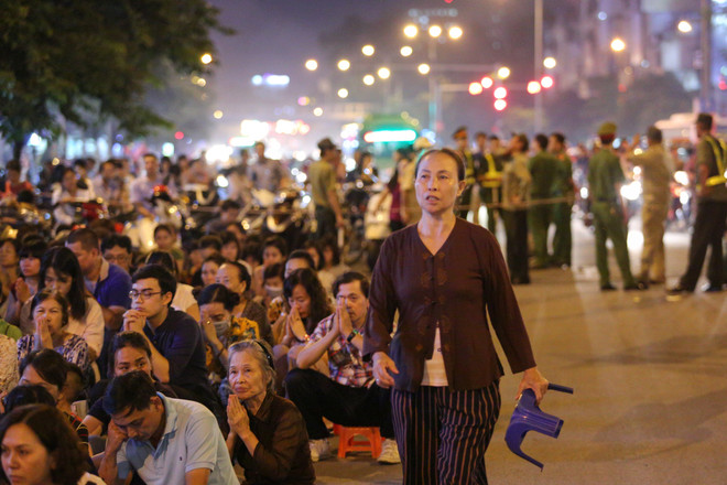 Hàng vạn người dân Hà Nội ngồi kín đường dự lễ Vu lan chùa Phúc Khánh ảnh 4