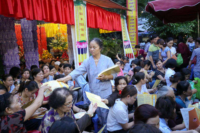 Hàng vạn người dân Hà Nội ngồi kín đường dự lễ Vu lan chùa Phúc Khánh ảnh 3