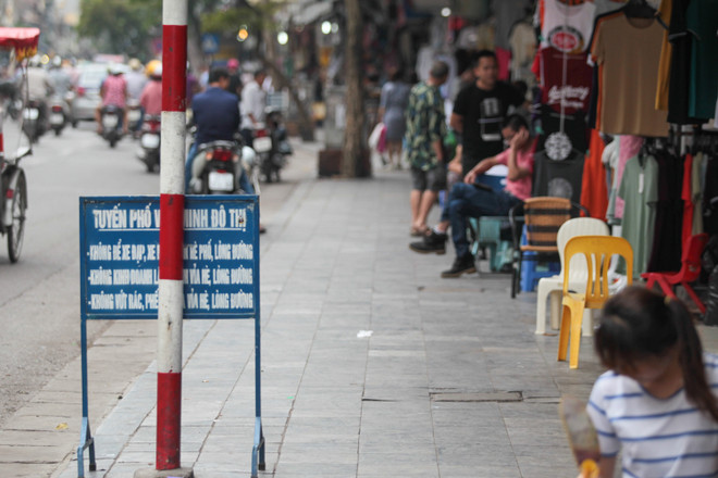 Tình trạng lấn chiếm vỉa hè tái diễn trên nhiều tuyến phố của Hà Nội ảnh 2