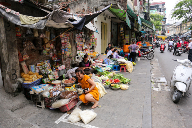 Tình trạng lấn chiếm vỉa hè tái diễn trên nhiều tuyến phố của Hà Nội ảnh 8