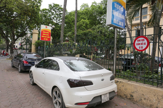 Tình trạng lấn chiếm vỉa hè tái diễn trên nhiều tuyến phố của Hà Nội ảnh 15